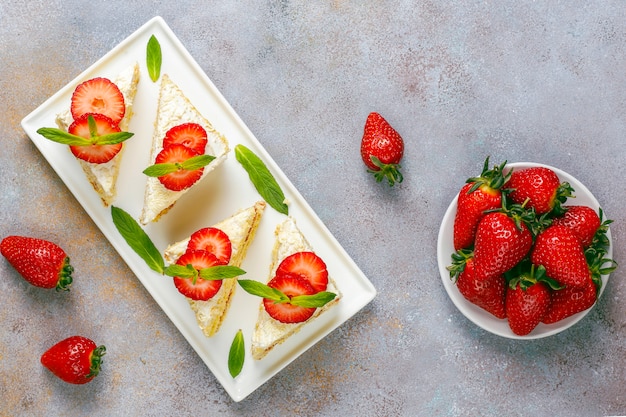 Kostenloses Foto leckere hausgemachte erdbeerkuchenscheiben mit sahne und frischen erdbeeren