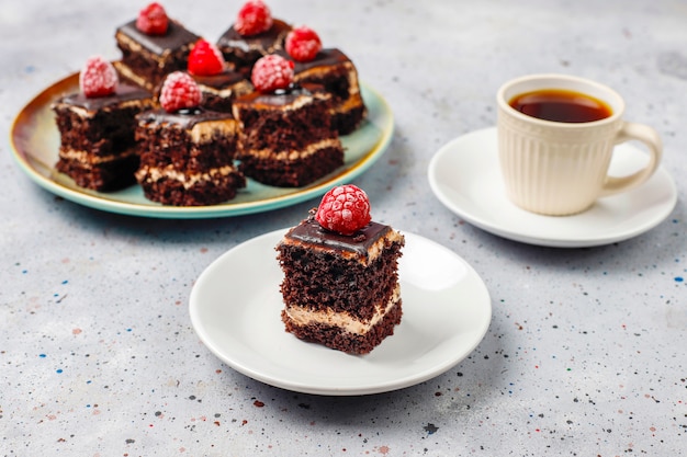 Leckere hausgemachte Mini-Schokoladenkuchen