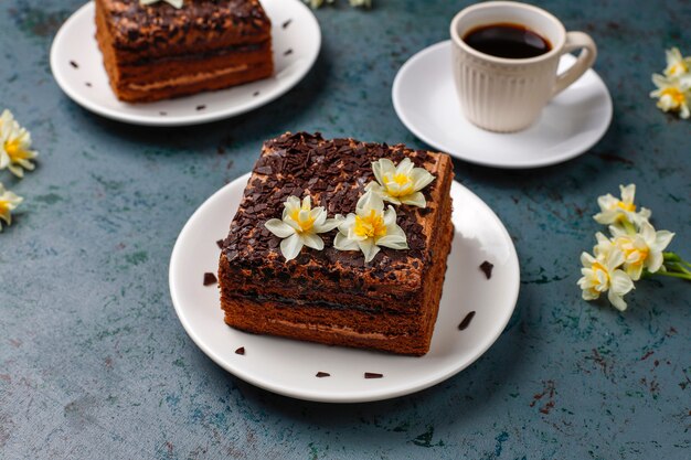 Leckere hausgemachte Schokoladentrüffelkuchen mit Kaffee