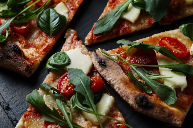 Leckere hausgemachte traditionelle Pizza, italienisches Rezept