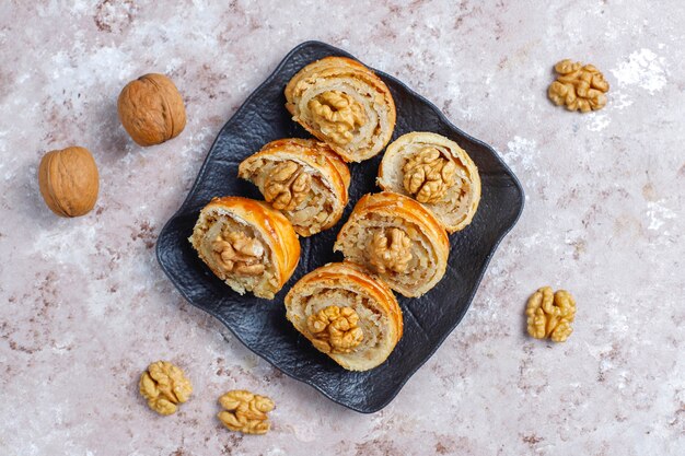 Leckere hausgemachte Walnussbrötchen.