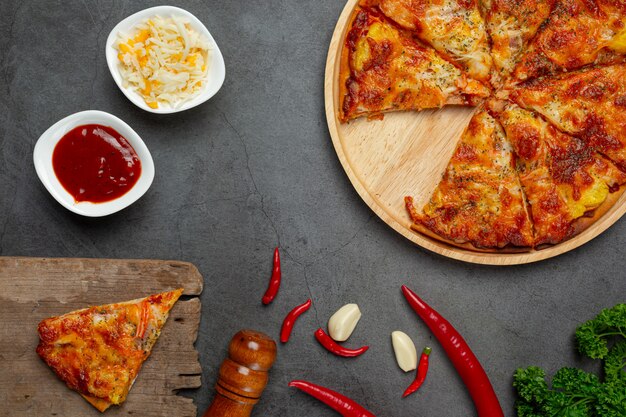 Leckere hawaiianische Pizza und Kochzutaten.