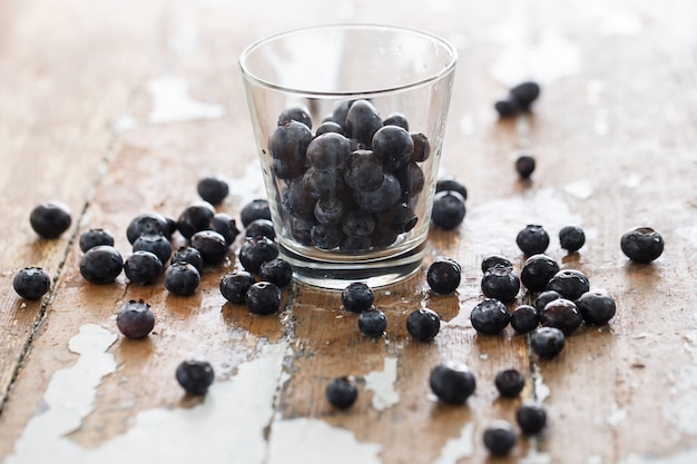 Kostenloses Foto leckere heidelbeeren auf dem tisch