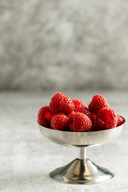 Leckere Himbeeren in Schüsselanordnung