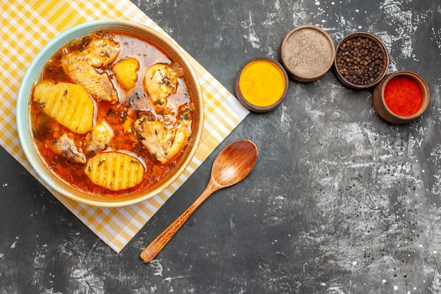 Leckere Hühnersuppe mit Kartoffeln