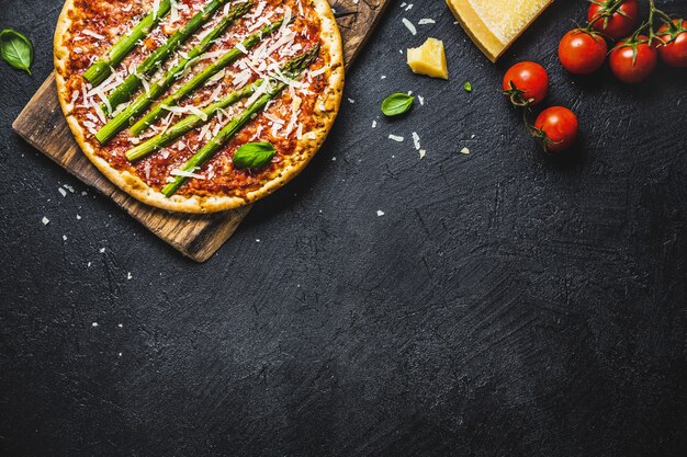 Leckere italienische Pizza mit Tomatensauce und Parmesan