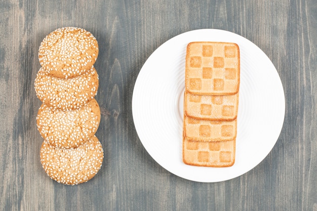 Leckere Kekse mit Brötchen auf einem Holztisch. Hochwertiges Foto