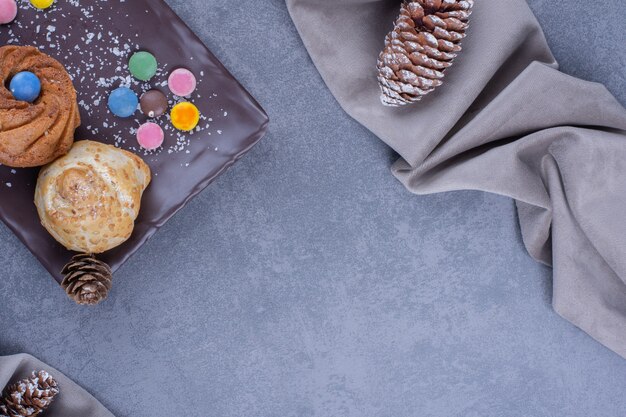 Leckere Kekse mit Gummibärchen und Weihnachtsbaum