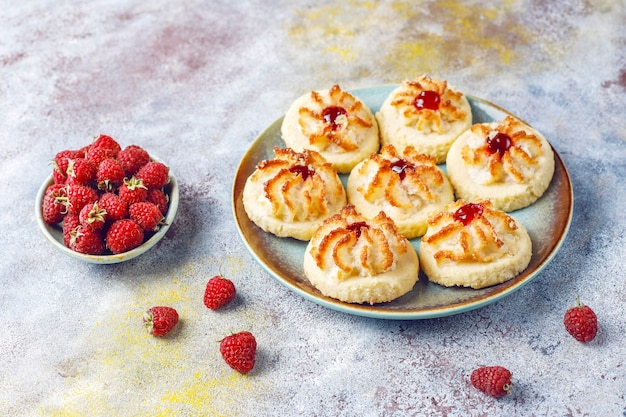 Leckere Kekse mit Himbeermarmelade und frischen Himbeeren.