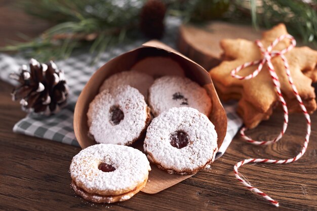 Leckere Kekse mit Marmelade für Weihnachten