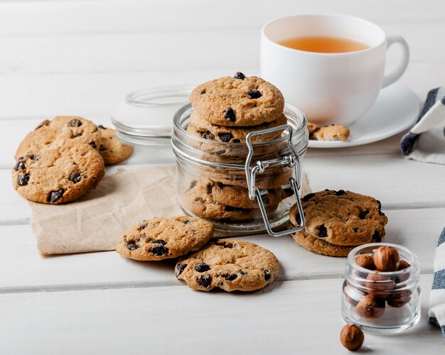 Leckere Kekse und eine Tasse Tee auf dem Tisch