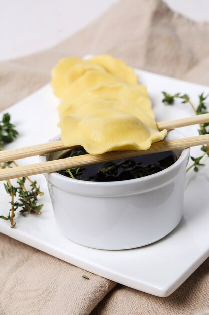 Leckere Knödel mit Essstäbchen