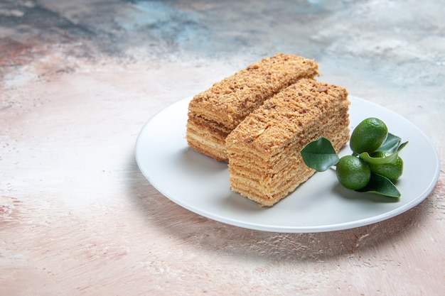 Kostenloses Foto leckere kuchenstücke honigkuchen auf licht