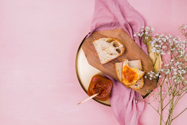 Kostenloses Foto leckere marmelade auf brot mit textfreiraum