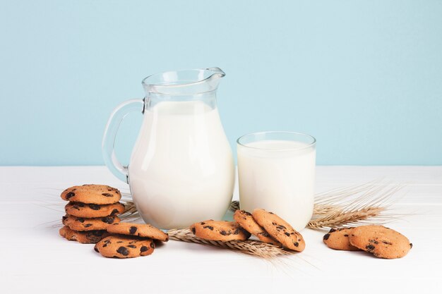 Leckere Milch und Kekse Snack