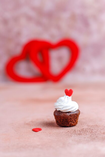 Leckere Mini-Schokoladen-Cupcakes zum Valentinstag.