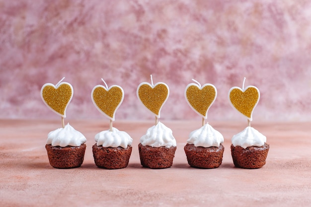 Kostenloses Foto leckere mini-schokoladen-cupcakes zum valentinstag.