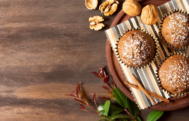 Leckere Muffins mit Nüssen gefüllt