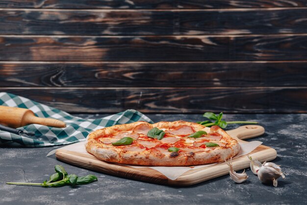 Leckere neapolitanische Fleischpizza, Pizzeria und leckeres Essen