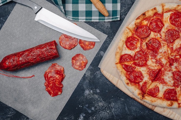 Kostenlose Foto leckere neapolitanische pizza auf einem brett