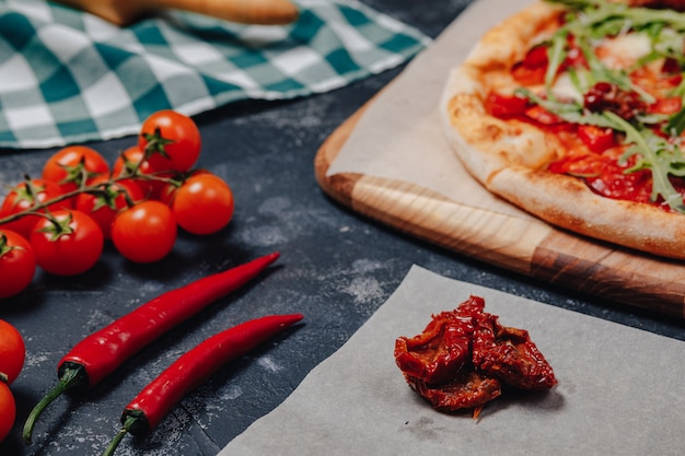 Kostenloses Foto leckere neapolitanische pizza auf einem brett