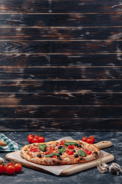 Leckere neapolitanische Pizza auf einem Brett