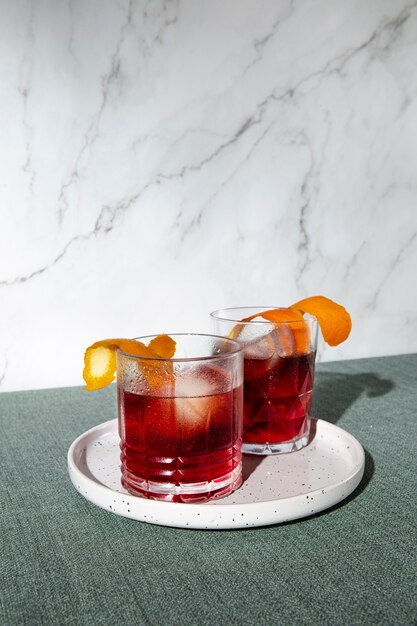 Leckere Negroni-Cocktails mit Oliven im hohen Winkel