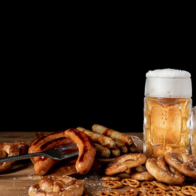 Leckere Oktoberfest-Snacks auf einem Tisch