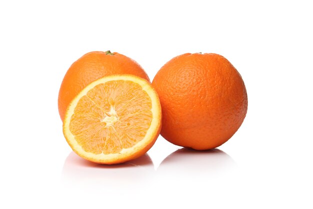 Leckere Orangen auf weißer Oberfläche