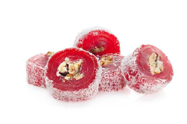 Leckere orientalische Süßigkeiten isoliert auf weiß