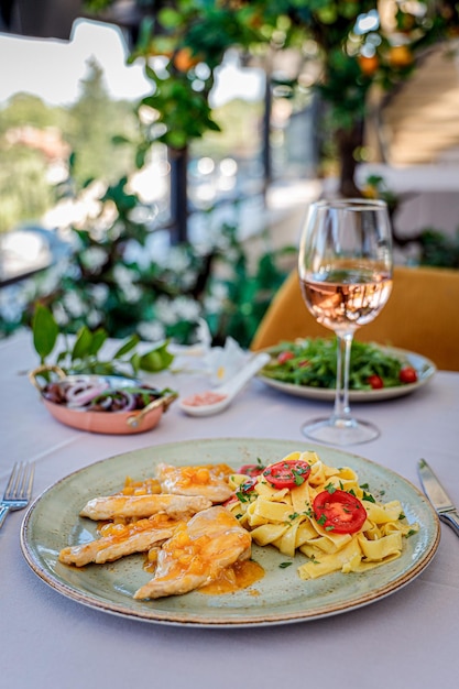 Leckere Pasta mit Kirschtomaten und Hähnchen