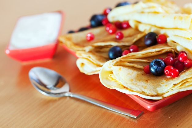 Leckere Pfannkuchen auf Teller