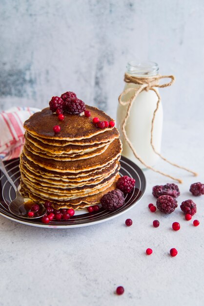 Leckere Pfannkuchen mit Beeren