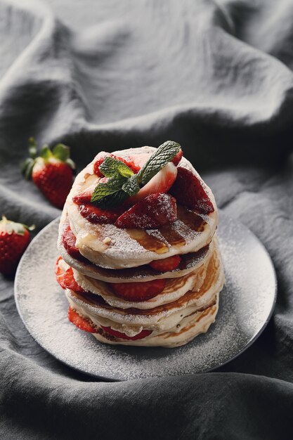 Leckere Pfannkuchen mit Erdbeeren