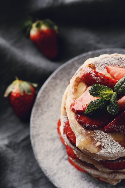 Leckere Pfannkuchen mit Erdbeeren