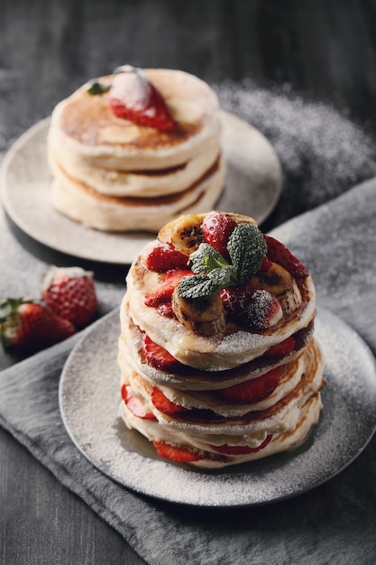 Leckere Pfannkuchen mit Erdbeeren