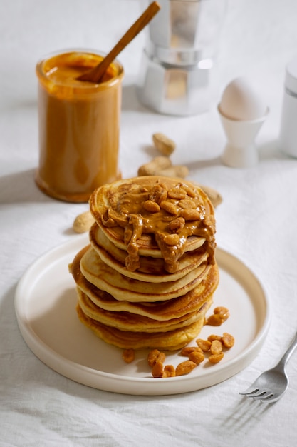 Kostenloses Foto leckere pfannkuchen mit erdnussbutter-arrangement