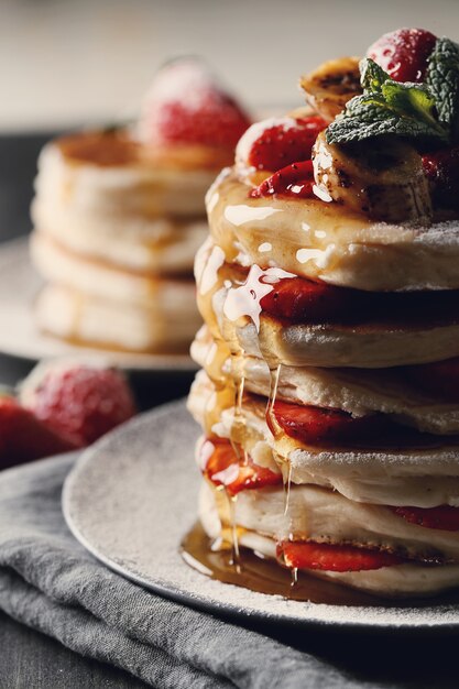 Leckere Pfannkuchen mit Früchten