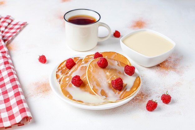 Leckere Pfannkuchen mit Kondensmilch.