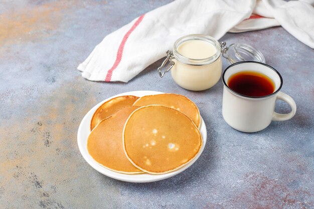 Leckere Pfannkuchen mit Kondensmilch