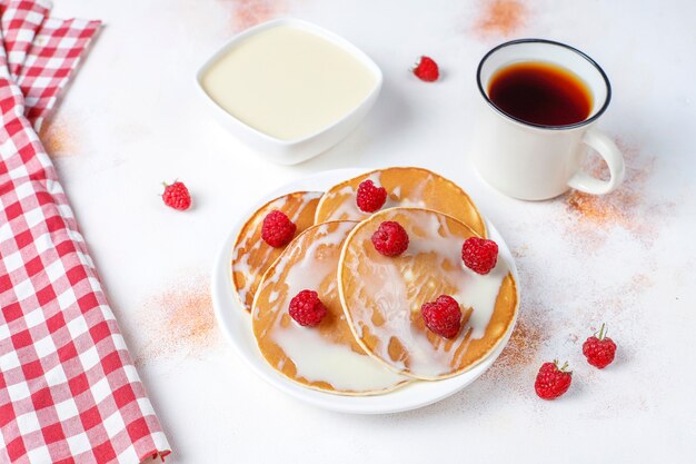 Leckere Pfannkuchen mit Kondensmilch.