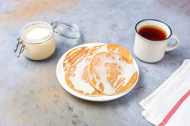 Leckere Pfannkuchen mit Kondensmilch.