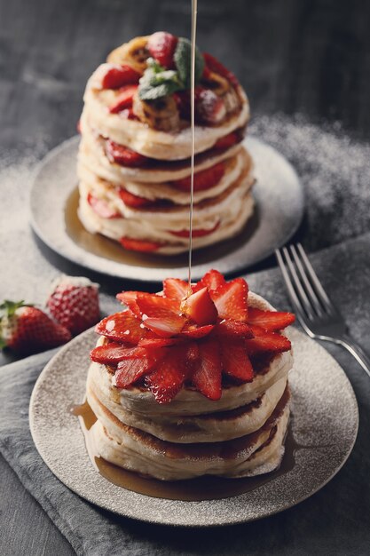 Leckere Pfannkuchen mit Obst und Honig