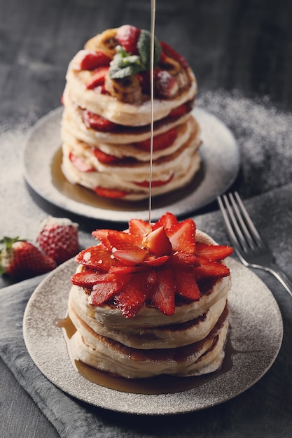 Leckere Pfannkuchen mit Obst und Honig