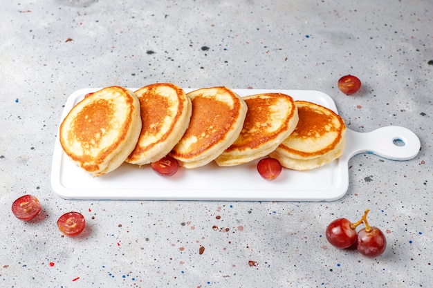 Kostenloses Foto leckere pfannkuchen mit roten trauben.