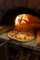 Kostenloses Foto leckere pizza backen mit holzofen