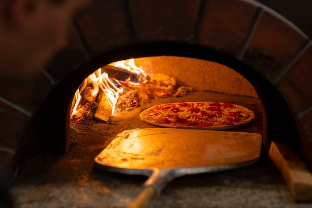 Kostenloses Foto leckere pizza backen mit holzofen