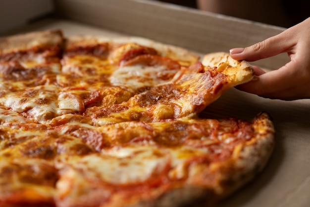 Leckere Pizza im hohen Winkel auf dem Tisch