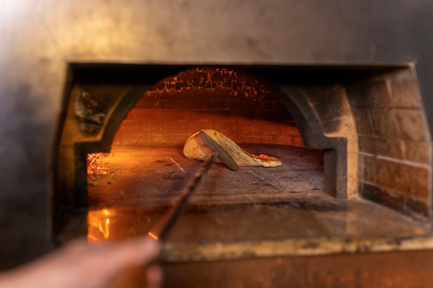 Leckere Pizza im hohen Winkel backen