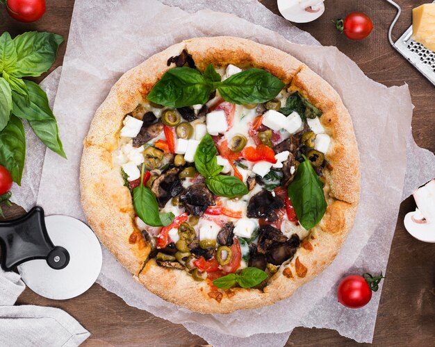 Leckere Pizza mit Gemüse Arrangement